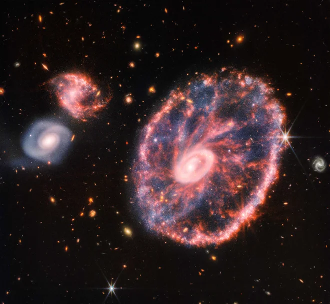 Sestavljen posnetek galaksije Vozno kolo. FOTO: Webb/Esa/Nasa/AFP
