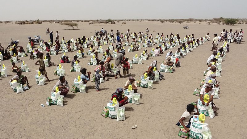Fotografija: Osemdeset odstotkov jemenskega prebivalstva je odvisnih od humanitarne pomoči in prehranskih paketov, med njimi tudi razseljeni ljudje v provinci Hodeida. FOTO: Khaled Ziad/AFP
