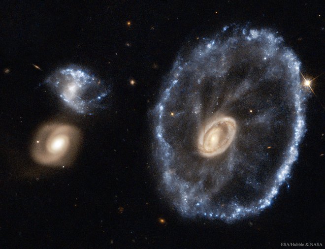 Hubblov posnetek galaksije Vozno kolo. FOTO: Hubble/Esa/Nasa
