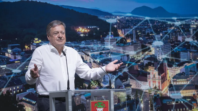 Fotografija: Če ga bodo volivke in volivci na novembrskih lokalnih volitvah znova izbrali za župana prestolnice, bo to že njegov šesti mandat. FOTO: Jure Eržen/Delo