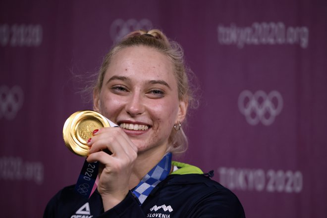 Janja Garnbret je prva olimpijska prvakinja v športnem plezanju. FOTO: Maxim Shemetov/Reuters
