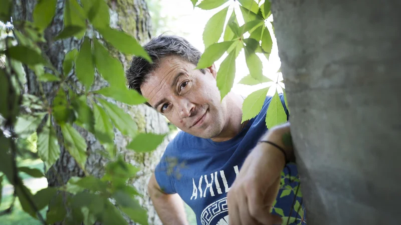 Fotografija: »Na rap gledam kot na terapijo. Ko dam stvari iz sebe, mi je lažje, včasih pa jih dojamem šele takrat, ko jih zapišem,« pripoveduje. FOTO: Jože Suhadolnik/Delo
