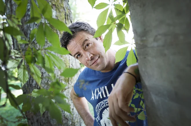 &raquo;Na rap gledam kot na terapijo. Ko dam stvari iz sebe, mi je lažje, včasih pa jih dojamem šele takrat, ko jih zapišem,&laquo; pripoveduje. FOTO: Jože Suhadolnik/Delo
