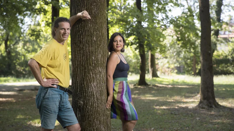 Fotografija: Samo Kreft in Ajša Karaali sta sodelavca in prijatelja, ki ju druži tudi kopanje v ledeni vodi. FOTO: Leon Vidic/Delo