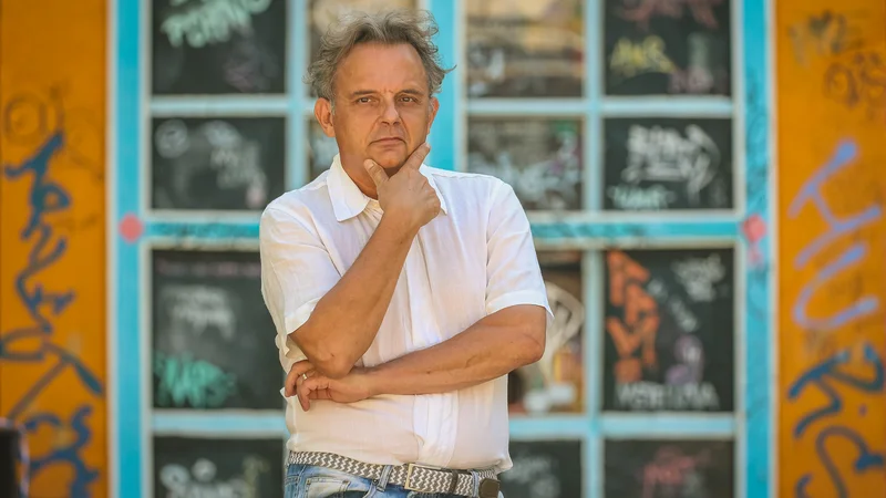 Fotografija: Literarni zgodovinar Igor Saksida loči med revolucionarnostjo in uporništvom, ki ga lahko po njegovih besedah zasleduješ v vrhunski poeziji od Prešerna prek Cankarja do partizanske poezije. FOTO: Črt Piksi/Delo