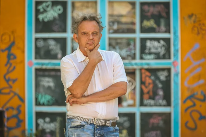 Literarni zgodovinar Igor Saksida loči med revolucionarnostjo in uporništvom, ki ga lahko po njegovih besedah zasleduješ v vrhunski poeziji od Prešerna prek Cankarja do partizanske poezije. FOTO: Črt Piksi/Delo

