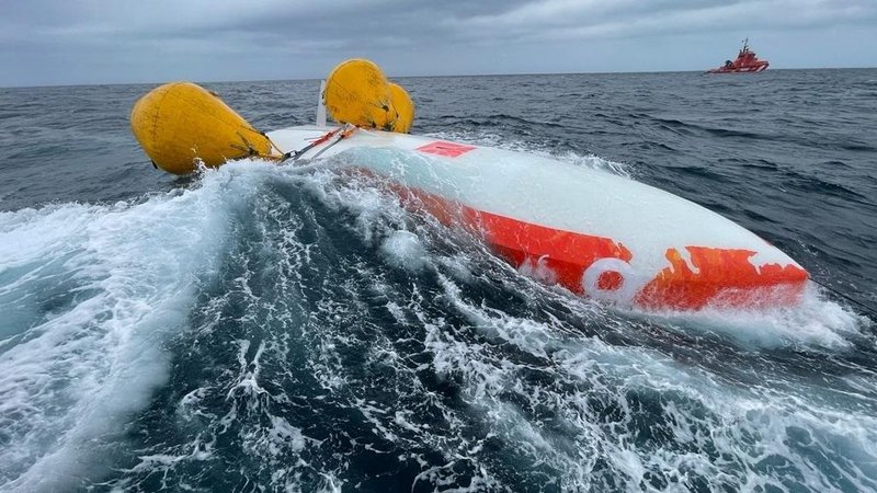 Fotografija: Na pomoč je s petimi potapljači in tremi helikopterji priskočila španska obalna straža, ki je našla prevrnjen čoln, pod katerim se je nahajal moški. FOTO: Salvamento Maritimo/Reuters
