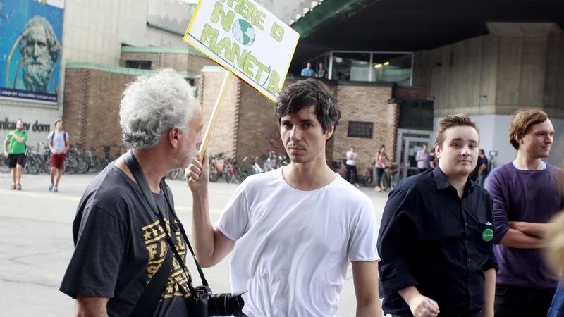 Fotografija: V času opozicije je bil podnebni protestnik tudi prvak Levice Luka Mesec. Zdaj njegova stranka nosi soodgovornost v vladi za pripravo ukrepov za blažitev podnebnih sprememb, ki so za državljane čedalje pomembnejša tema. FOTO: Roman Šipić/Delo