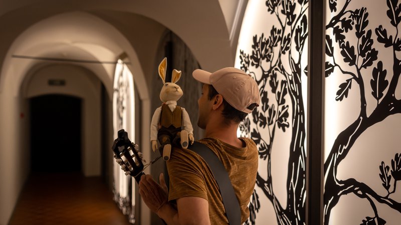 Fotografija: Na festivalu bo premierno uprizorjena predstava Lutkovni zajec in samostanska miš v režiji Nike Bezeljak z glasbo Milka Lazarja, v kateri igrata Urša Kavčič in Voranc Boh. FOTO: Boštjan Lah
