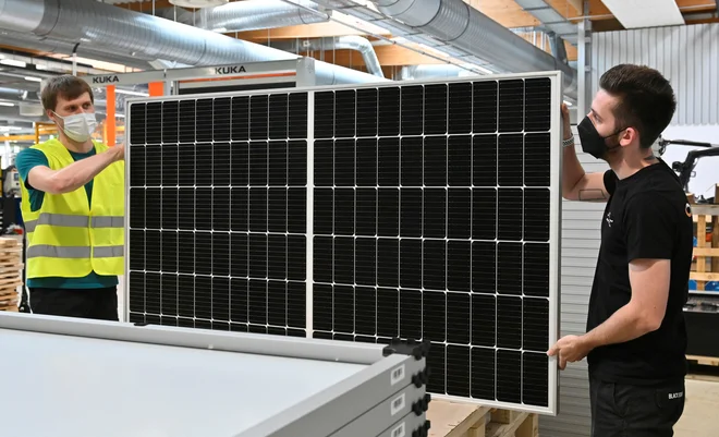 Sončni paneli so dobra rešitev za gospodinjstva v časih visokih cen elektrike. FOTO: Matthias Rietschel/Reuters
