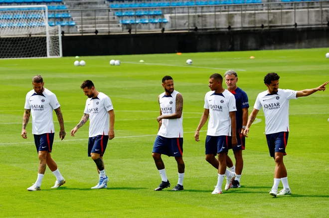 Parižani kotirajo najvišje: Sergio Ramos, Lionel Messi, Neymar, Kylian Mbappe, trener Christophe Galtier in Marquinhos. FOTO: Kim Kyung-hoon/Reuters
