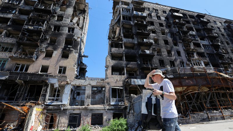 Fotografija: Mariupolj je bil vzor za ves okupirani del Donbasa, kako bolje in normalno se živi na neokupiranem območju, zato so bili Rusi še toliko bolj jezni. FOTO: Alexander Ermochenko/Reuters
