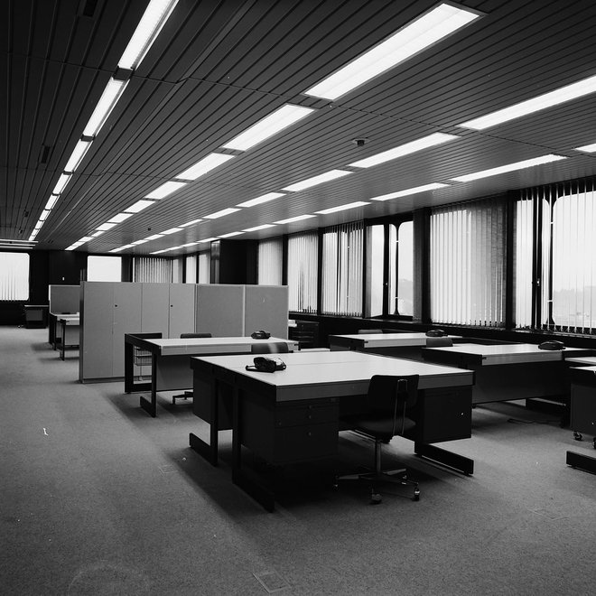 Že v novinarskih redakcijah je predvidel odprti tloris pisarn, na vogalih pisarne za urednika ter manjše sejne sobe. FOTO: Janez Kališnik/ arhiv Muzeja za arhitekturo in oblikovanje (MAO)
