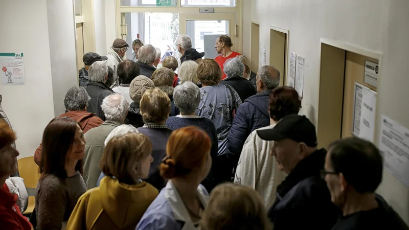 Fotografija: Med izvajanjem razpisa za boljšo dostopnost do zdravstvenih storitev se je izkazalo, da je ogromno ljudi, ki so vpisani na čakalnih seznamih, te storitve že opravilo. V prvi vrsti je torej treba sčistiti čakalne sezname. FOTO: Blaž Samec/Delo
