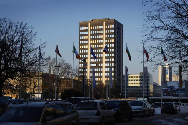 Končno podobo je dobila z odmaknjeno kovinsko fasado arhitektov Branka Kraševca in Jožeta Dobrina, kar ji z igro sonca in senc poklanja videz plastike. FOTO: Leon Vidic
