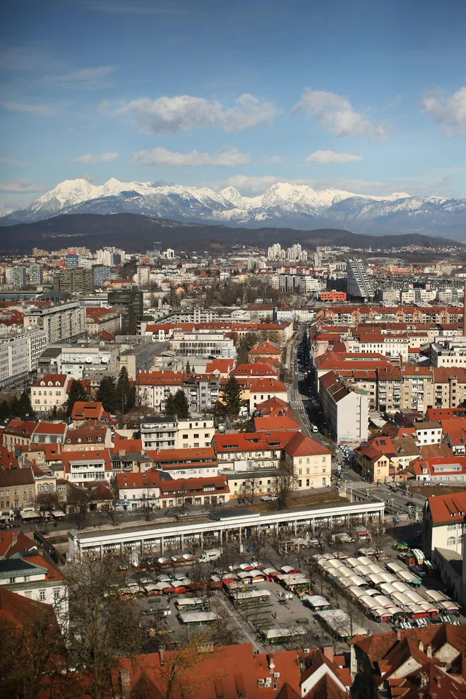 Kot zadnje še ne odstranjeno arheološko najdišče v stari Ljubljani je treba posebej označiti Krekov in Vodnikov trg – ta je viden na spodnjem delu fotografije. FOTO JURE ERŽEN/DELO
