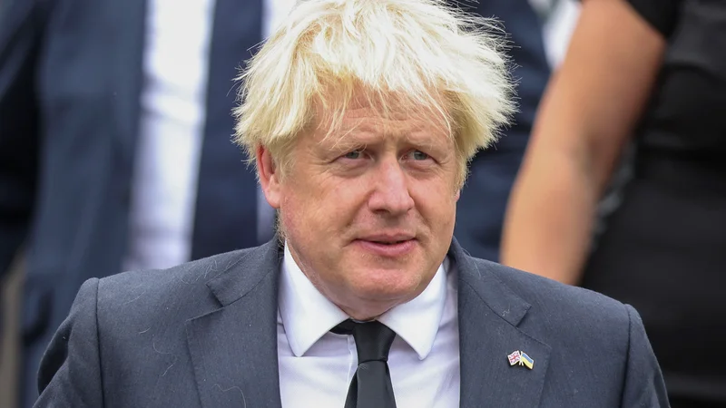 Fotografija: Johnson, ki se je odpravil na dopust v času, ko se gospodarska kriza na Otoku poglablja, je sicer v Veliki Britaniji deležen številnih kritik. FOTO: Johanna Geron/Reuters