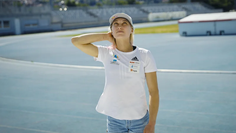 Fotografija: Janja Garnbret si je najprej temeljito ogledala, potem pa preizkusila novo plezalno steno v Kopru, kjer bo 2. in 3. septembra svetovni pokal. FOTO: Jože Suhadolnik
