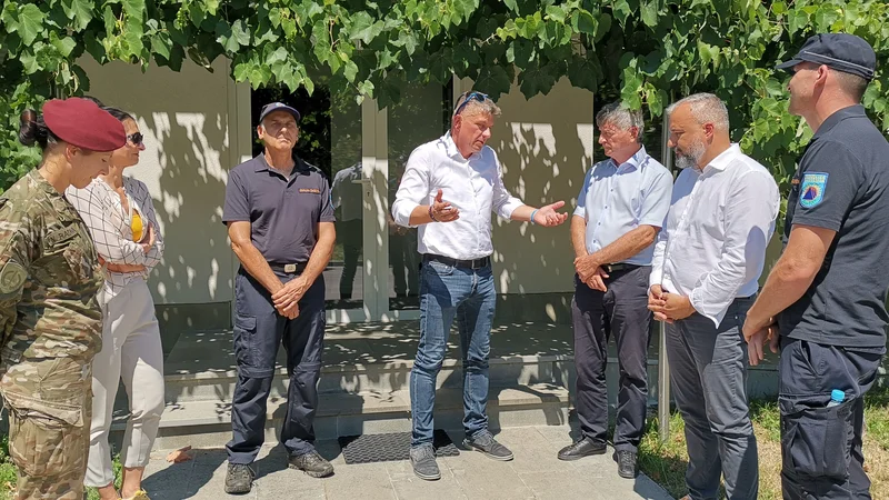 Fotografija: Pred vodarno v Cepkih direktor Rižanskega vodovoda Martin Pregelj (v sredini) pojasnjuje položaj državnemu sekretarju Rudiju Medvedu (desno od njega). FOTO: Boris Šuligoj