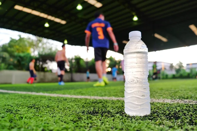 Med tehnično zahtevnimi ali visoko intenzivnimi dogodki nekateri športniki nimajo časa, da bi posegli po trdi hrani ali gelih. FOTO: Arhiv Polet/Shutterstock
