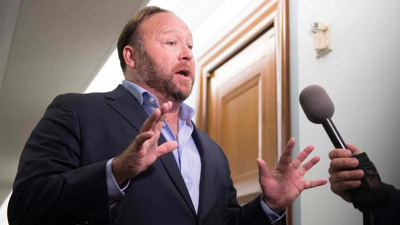 Fotografija: Alex Jones je leta trdil, da je poboj otrok na osnovni šoli Sandy Hook zarota levičarjev, da bi Američanom odvzeli orožje. Na sodišču je priznal, da je lagal. FOTO: Jim Watson/AFP