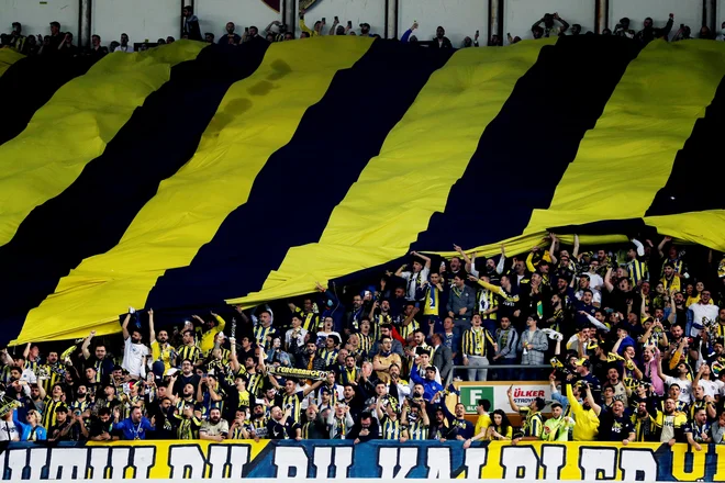 Navijači Fenerbahčeja so nedavno z vzkliki v podporo Vladimirju Putinu sprožili val ogorčenja. FOTO: Murad Sezer/Reuters
