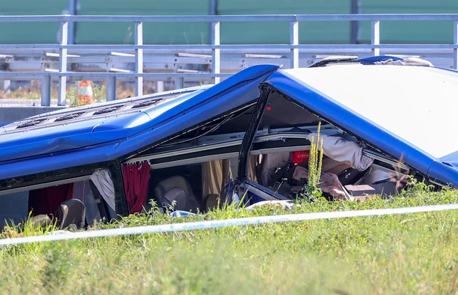 Na avtobusu je bilo 53 oseb. FOTO: Damir Sencar/AFP
