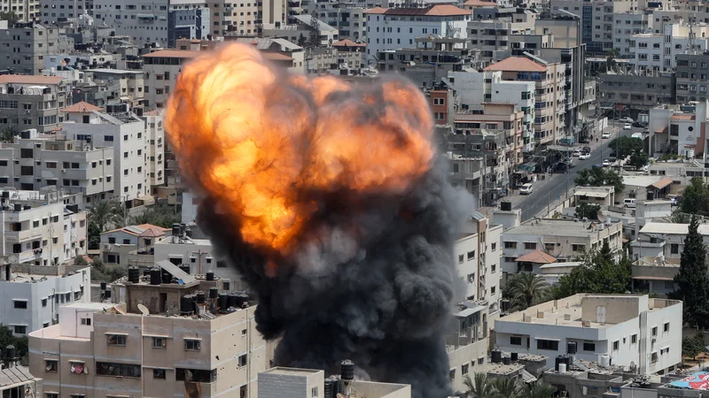 Fotografija: Izraelski izstrelek je zadel območje Gaze. FOTO: Mohammed Salem Reuters