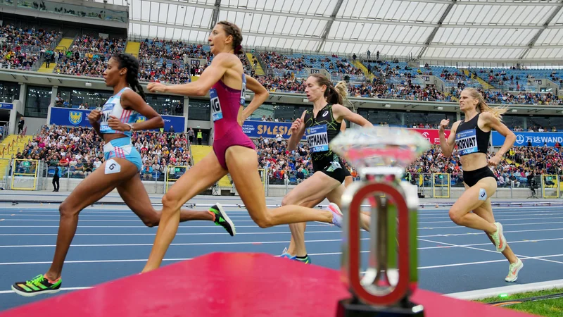 Fotografija: Anita Horvat, skrajno desno, je na Poljskem spet izboljšala osebni rekord na 800 m. FOTO: Aleksandra Szmigiel/Reuters