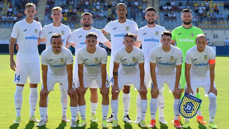 Fotografija: Domžalski nogometaši so se razveselili tesne zmage. FOTO: Lado Vavpetič