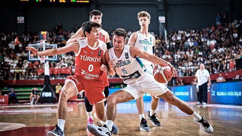 Fotografija: Nal Belko (15) in Domen Petrovič nista mogla preprečiti poraza slovenske reprezentance proti Turčiji. FOTO: FIBA
