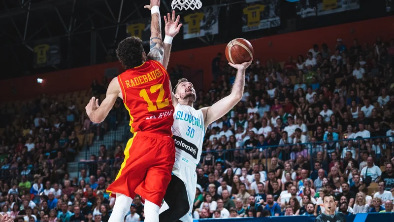 Fotografija: Danes se je vključil v slovensko moštvo še Zoran Dragić, a igral nekaj manj kot 13 minut, Jaka Blažič zgolj devet. FOTO: KZS/alesfevzer.com & Barbalic Photo
