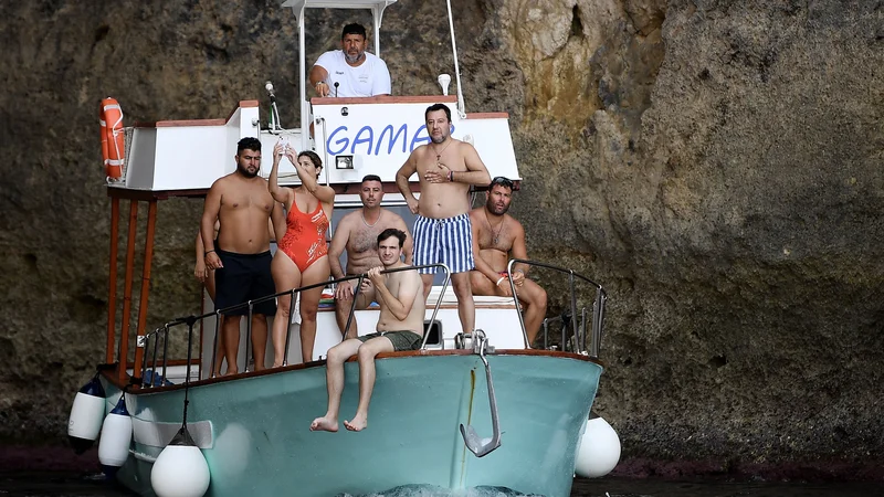Fotografija: Za največ viharja v kozarcu vode in zanimanje za italijanske volitve po svetu je poskrbel vodja desne populistične Lige Matteo Salvini (na fotografiji v ospredju med obiskom na otoku Lampedusa). FOTO: Filippo Monteforte/AFP
