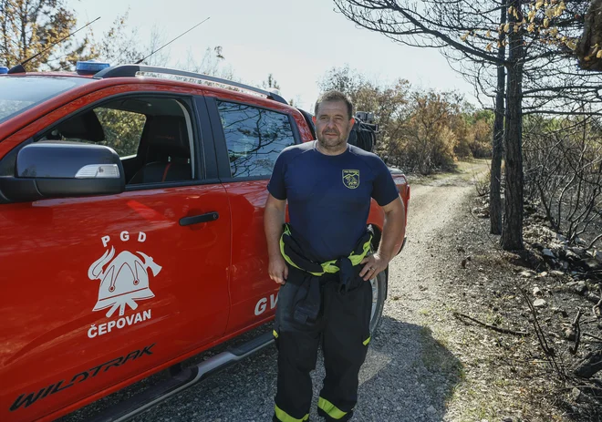 Člani prostovoljnih gasilskih društev Gasilske zveze Goriške dvakrat na dan opravijo kompleten pregled požarišča, če bi se kje pojavil dim. FOTO: Jože Suhadolnik/Delo
