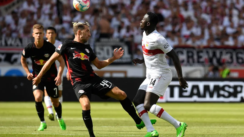 Fotografija: Kevin Kampl (levo) med tekmo s Stuttgartom. FOTO: Thomas Kienzle/AFP