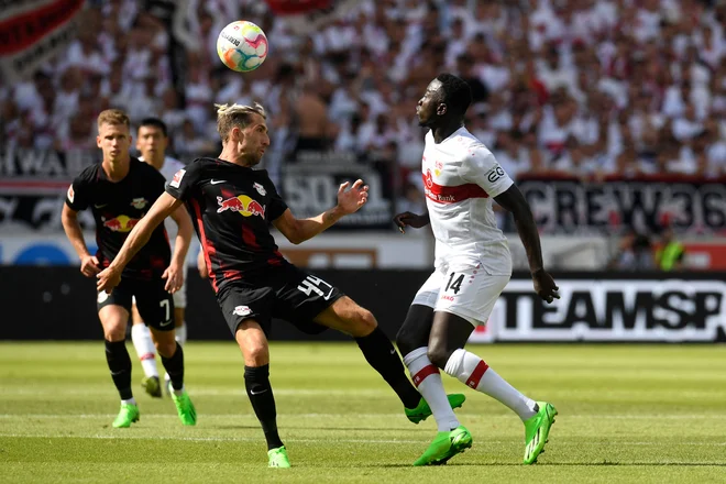 Kevin Kampl (levo) med tekmo s Stuttgartom. FOTO: Thomas Kienzle/AFP
