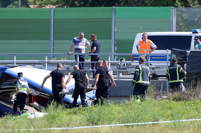 Na avtobusu je bilo 42 romarjev ter dva voznika, vse žrtve so bile poljski državljani. FOTO: Damir Sencar/AFP
