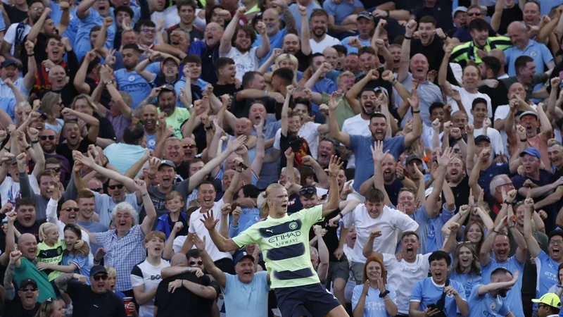 Fotografija: ManCity je krenil šampionsko. Erling Haaland je proslavil enega od golov, s katerim je pokopal West Ham in opozoril nase že v prvi tekmi v premier league. FOTO: Peter Cziborra/Reuters
