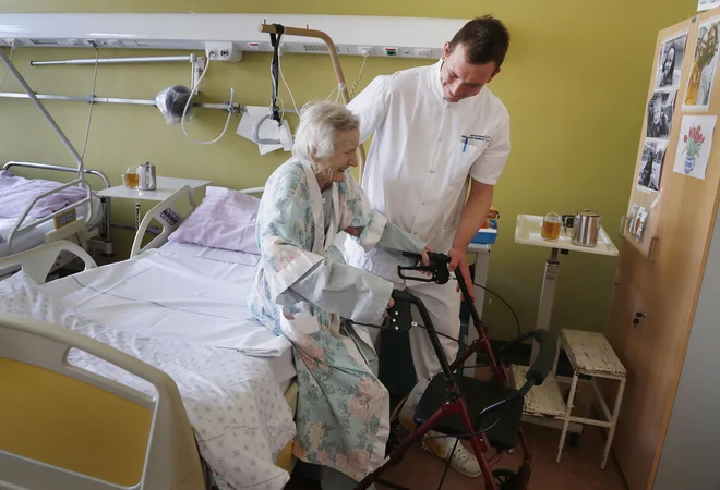 Pacienti lahko v center za geriatrično medicino pridejo izključno prek urgence oziroma internistične prve pomoči. FOTO: Leon Vidic/Delo
