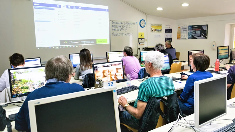 Fotografija: Najpomembnejši korak je narejen takrat, ko se starejši priključi izobraževanju.FOTO: Lu Koper
