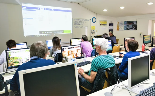 Najpomembnejši korak je narejen takrat, ko se starejši priključi izobraževanju.FOTO: Lu Koper
