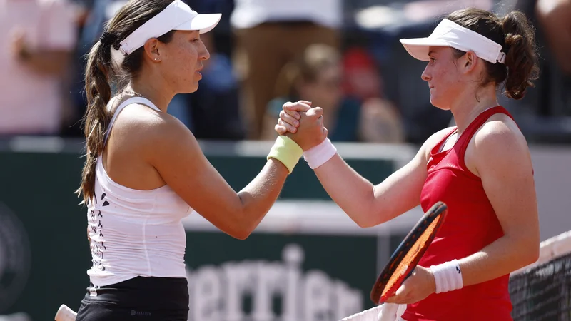 Fotografija: Jessica Pegula (levo) pozdravlja Tamaro Zidanšek po zmagi v tretjem kolu OP Francije v pariškem Roland-Garrosu. FOTO: Yves Herman/Reuters