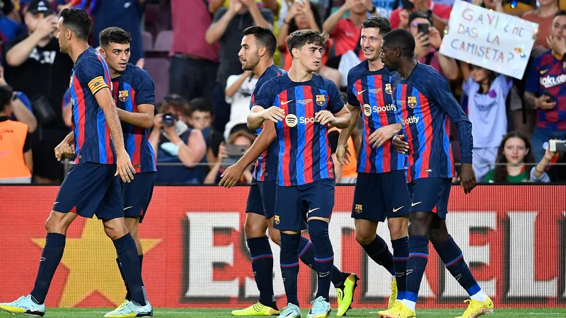 Fotografija: Robert Lewandowski (drugi z desne) proslavlja s soigralci na domačem štadionu, kjer je Barcelona odigrala prvo tekmo po njegovem preimenovanju v Spotify Camp Nou. FOTO: Pau Barrena/AFP
