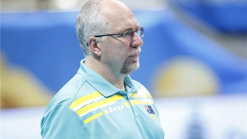 Fotografija: Mark Lebedew se je moral hitro posloviti od klopi trikratnih evropskih podprvakov. FOTO: Fivb