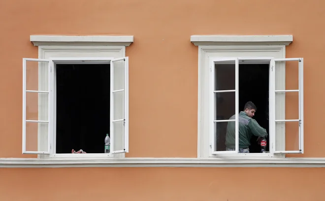 Iz leta v leto se povečuje delež starejših prebivalcev, ki živijo sami v stanovanju. V 2021 je bilo takih več kot 80.000. FOTO: Aleš Černivec/Delo
