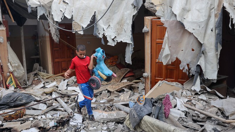 Fotografija: Posledice izraelskega bombardiranja na jugu Gaze. FOTO: Said Khatib/AFP

