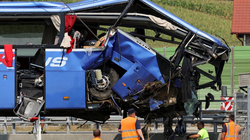 Fotografija: Enajst potnikov je umrlo na kraju nesreče, en v zagrebškem kliničnem centru. FOTO: Antonio Bronić/Reuters
