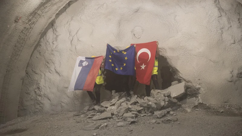 Ruska gradbena podjetja želijo ostati v Sloveniji, trenutno pa gradijo novo cev predora Karavanke in skupaj s slovenskim partnerjem drugi tir, iz kjer je tudi fotografija. FOTO: Jure Eržen/Delo