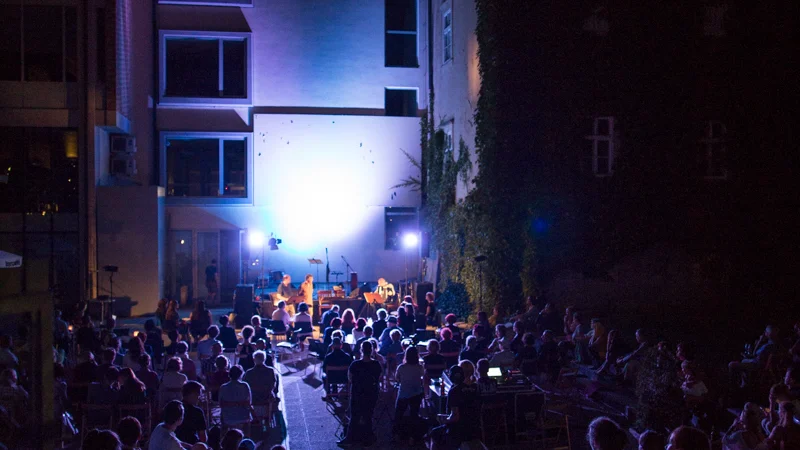 Fotografija: Festival Izrekanja, katerega dogodki potekajo v lapidariju pri Osrednji knjižnici Celje, je že stalnica celjskega in slovenskega literarnega prostora. FOTO: Katarina Tadina