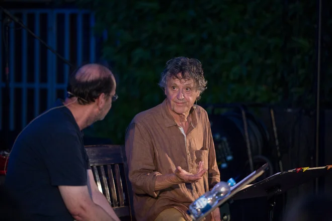 Največ obiskovalcev doslej je imel festival leta 2019, ko je bil gost francoska pesniška legenda Marc Delouze (desno). FOTO: Katarina Tadina
